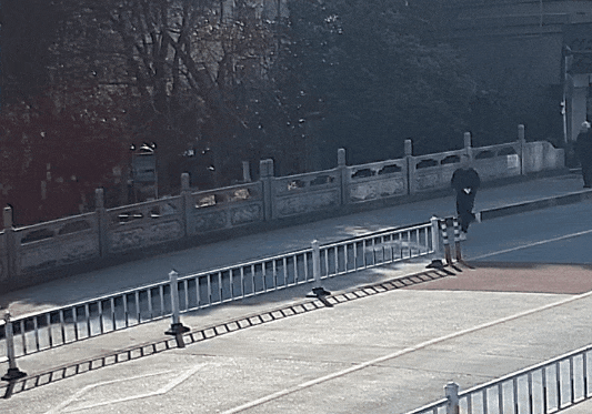 又是他！海宁警员上次扔饭碗，这次弃咖啡……