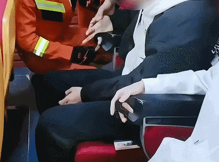 韶关一男孩玩捉迷藏时，突然被狗追，慌乱中钻进墙缝卡住了动弹不得，消防人员提醒→