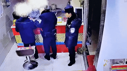 风雪交加的深夜，宾馆老板却拒收他的房费……