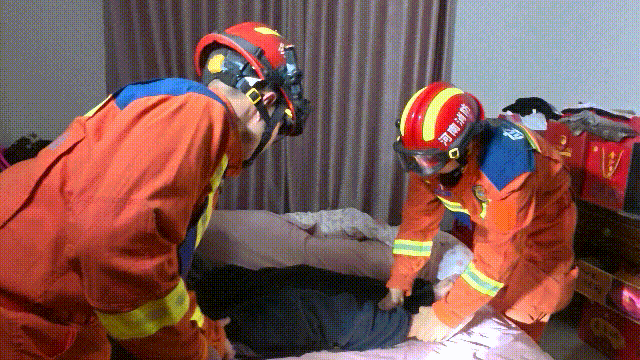 “请救救我父亲！”雪夜，消防员接到一通紧急电话