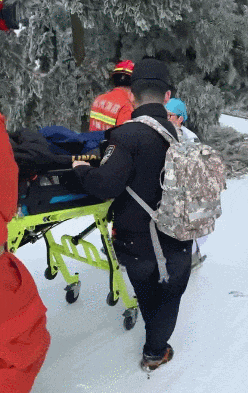 50岁大姐登山赏雪摔骨折,杭州警方启用无人机精准定位热源信号,徒步13公里营救 50岁大姐登山赏雪摔骨折,杭州警方启用无人机精准定位热源信号,徒步13公里营救