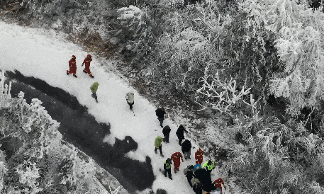 50岁大姐登山赏雪摔骨折,杭州警方启用无人机精准定位热源信号,徒步13公里营救 50岁大姐登山赏雪摔骨折,杭州警方启用无人机精准定位热源信号,徒步13公里营救