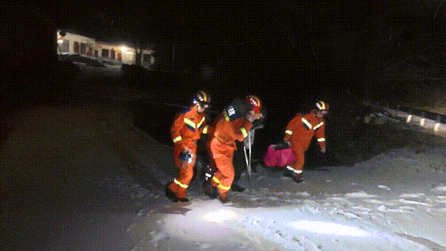“请救救我父亲！”雪夜，消防员接到一通紧急电话
