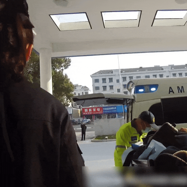 关键时刻,民警亮出“隐藏身份”! 关键时刻,民警亮出“隐藏身份”!