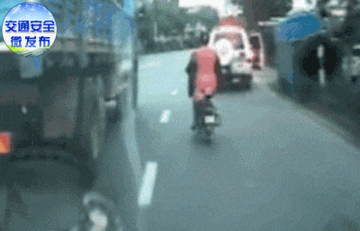 “开门杀”酿事故!这个动作千万别疏忽→ “开门杀”酿事故!这个动作千万别疏忽→