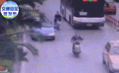 “开门杀”酿事故!这个动作千万别疏忽→ “开门杀”酿事故!这个动作千万别疏忽→