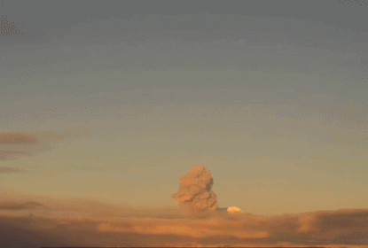 俄罗斯希韦卢奇火山喷发 灰柱高达9000米