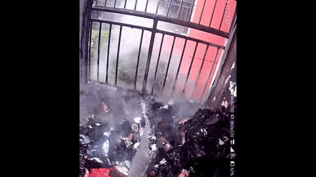 爸妈回家“天塌了”，直接损失9000元！8岁儿子独自在家干了什么？