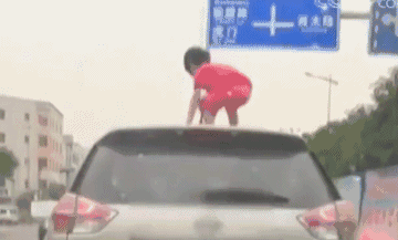 孩子探头“兜风”，很危险！