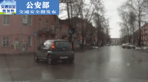 孩子探头“兜风”，很危险！