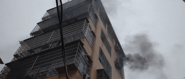 床头一声巨响,卧室被烧毁…… 床头一声巨响,卧室被烧毁……