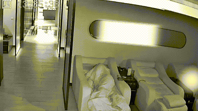 沙发扶手上手机放，醒来零钱被转光！洗浴酣睡时，邻座贼偷瞄聊天记录破支付密码！