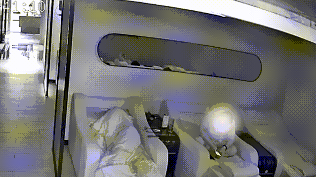 沙发扶手上手机放，醒来零钱被转光！洗浴酣睡时，邻座贼偷瞄聊天记录破支付密码！