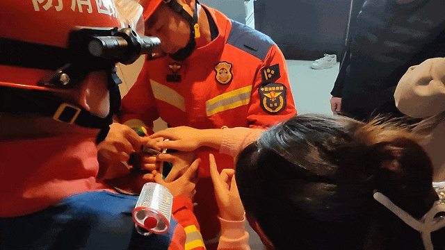 只是打扫卫生，6岁女孩却发烧17天，脑子竟被“啃”出了20多个洞