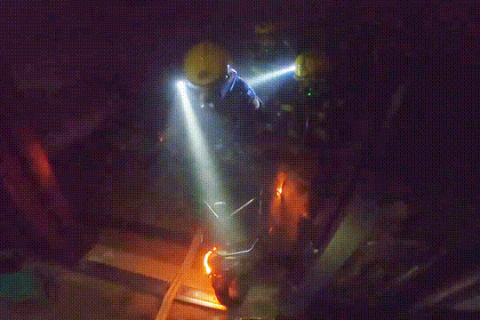 楼内起火4人被困，元凶竟“躲”在大厅！