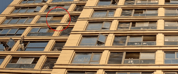 男子为图方便从13楼窗口往下倒刷锅水,正好淋到女邻居头顶;警方:已被行政处罚 男子为图方便从13楼窗口往下倒刷锅水,正好淋到女邻居头顶;警方:已被行政处罚