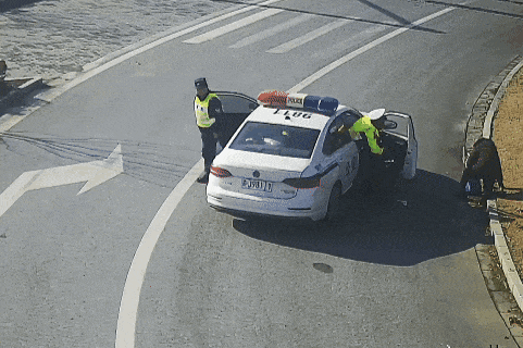 87岁老人想妈妈，瞒着家人徒步5小时要回娘家！92岁哥哥出来迎接时泪目了