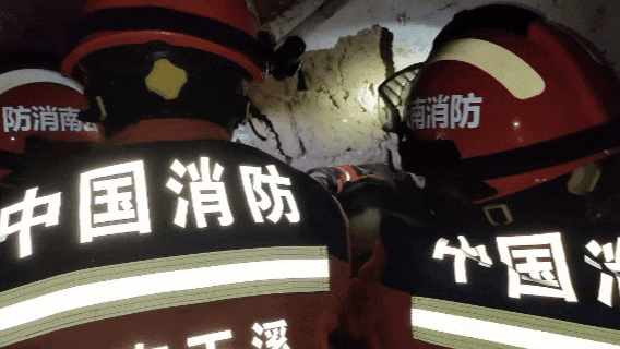 什么？这个只有30厘米的夹缝里竟“藏”了个老人