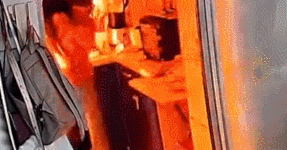 正吹着头发,吹风机竟突然爆炸! 正吹着头发,吹风机竟突然爆炸!