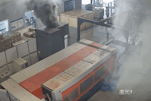 仅30秒浓烟“封锁”车间!员工18分钟用尽26具灭火器 仅30秒浓烟“封锁”车间!员工18分钟用尽26具灭火器