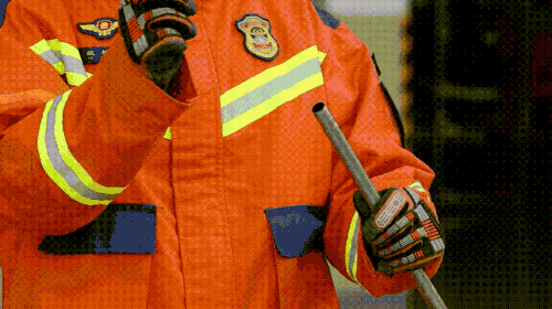 女子徒手站在高楼窗外擦玻璃，网友：腿软了！过年大扫除安全指南请收好