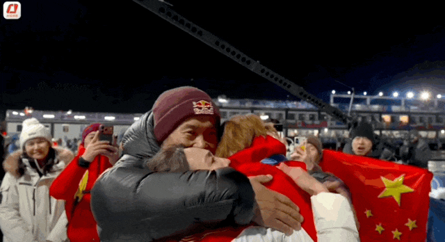 苏翊鸣，获米兰冬奥会中国首枚奖牌！赛后和父母拥抱，苏翊鸣哭了