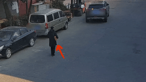 22.5万现金抱进陵园！警方17分钟生死时速截停，男子懵了：差点全没了！