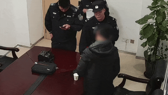 22.5万现金抱进陵园！警方17分钟生死时速截停，男子懵了：差点全没了！