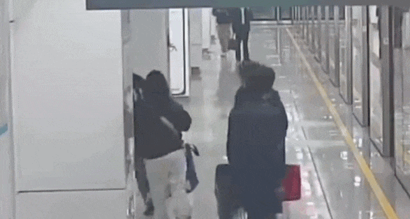 地铁小哥回应帮乘客赶末班车跑“炸毛”成表情包：能帮助到其他人，肯定是开心的