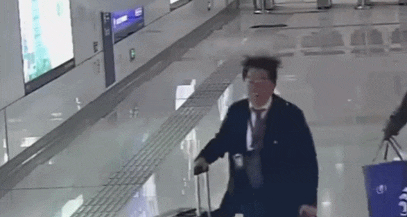 地铁小哥回应帮乘客赶末班车跑“炸毛”成表情包：能帮助到其他人，肯定是开心的