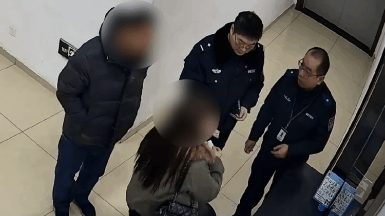 “这些钱比压岁钱还多!”上海3名初中生捡到2300元,吓了一跳 “这些钱比压岁钱还多!”上海3名初中生捡到2300元,吓了一跳