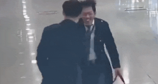 地铁小哥回应帮乘客赶末班车跑“炸毛”成表情包：能帮助到其他人，肯定是开心的