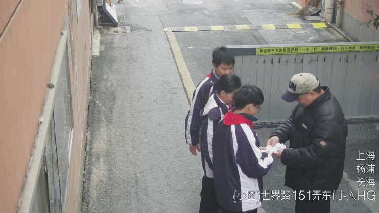 “这些钱比压岁钱还多!”上海3名初中生捡到2300元,吓了一跳 “这些钱比压岁钱还多!”上海3名初中生捡到2300元,吓了一跳