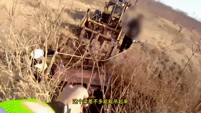 老人骑三轮侧翻深沟,幸好有他们... 老人骑三轮侧翻深沟,幸好有他们...