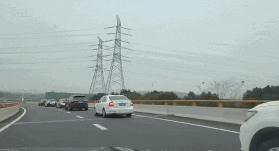 高速上一辆孤独的婚车，被六十多辆过路车自发组成"送嫁车队"！