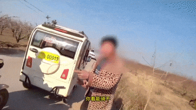 老人骑三轮侧翻深沟,幸好有他们... 老人骑三轮侧翻深沟,幸好有他们...