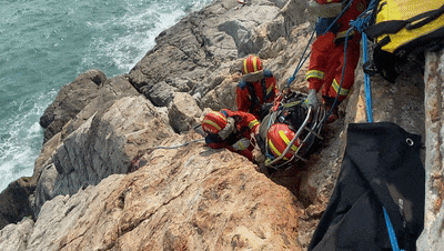 起飞失败!男子驾滑翔伞从高空坠落,差一点掉海里…… 起飞失败!男子驾滑翔伞从高空坠落,差一点掉海里……