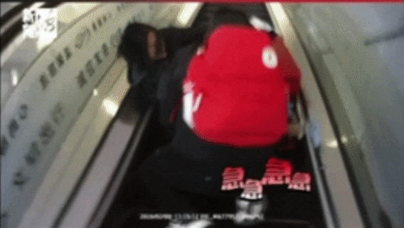 千万别这么做！一声闷响，女子和孩子摔在电梯台阶上……