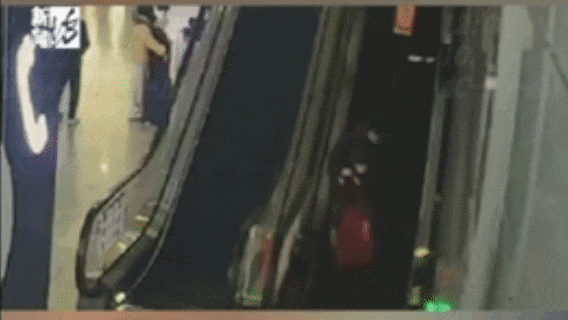 千万别这么做！一声闷响，女子和孩子摔在电梯台阶上……