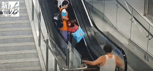 千万别这么做！一声闷响，女子和孩子摔在电梯台阶上……