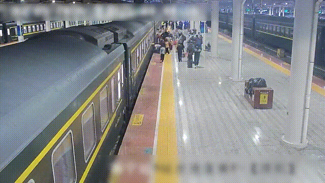 惊险！女童掉站台缝隙，乘警30秒救起！