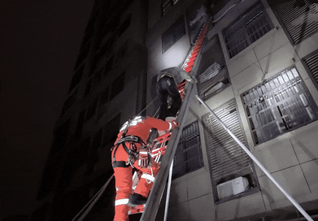 一斤酒下肚后,18岁的他给自己选了个最危险“床位”! 一斤酒下肚后,18岁的他给自己选了个最危险“床位”!