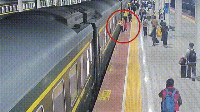 惊险！女童掉站台缝隙，乘警30秒救起！