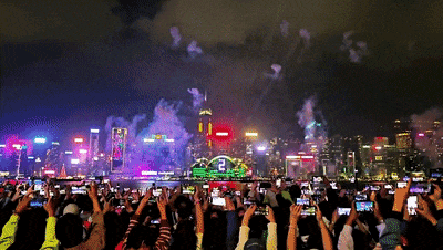 香港贺岁烟花绽放夜空,超36万人齐聚维港两岸 香港贺岁烟花绽放夜空,超36万人齐聚维港两岸