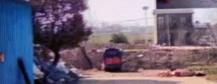 大年初四，六旬老人连人带车冲入河中，他毫不犹豫纵身跃入水中...