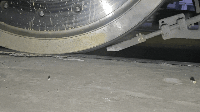 百万网友看过的火车“揉眼睛”，到底怎么个事？