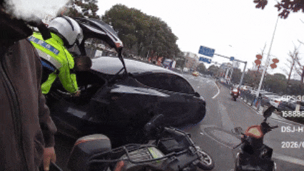 一个月内连“撞”15次!碰瓷诈骗男子被刑拘 一个月内连“撞”15次!碰瓷诈骗男子被刑拘