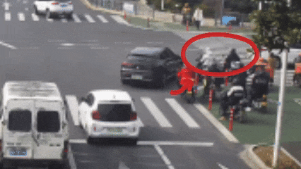 一个月内连“撞”15次!碰瓷诈骗男子被刑拘 一个月内连“撞”15次!碰瓷诈骗男子被刑拘