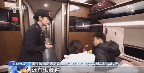 深夜高铁上，乘务员为何多了一枚“臂章”？