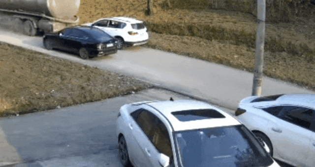 惊险一幕!云南一罐式货车在斜坡路段发生溜坡,倒车冲撞致后方两车受损 惊险一幕!云南一罐式货车在斜坡路段发生溜坡,倒车冲撞致后方两车受损